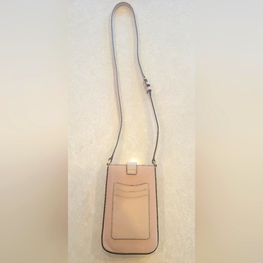 Michael Kors Crossbody Cellphone purse, with cc holder on the back & inside. - Picture 2 of 4